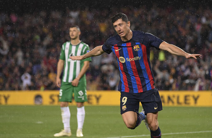 مواجهة نارية بين برشلونة وريال بيتيس