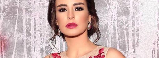النجمة ماغي بو غصن قبلت يد الفنان أبو سليم أمام الجميع وقدمت له مبلغا من المال