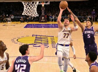 لوس أنجلوس ليكرز ينهزم للمرة الثالثة توالياً