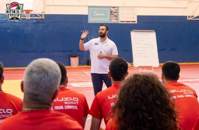 أكثر من 100 مدرب في دورة مدربي كرة السلة
